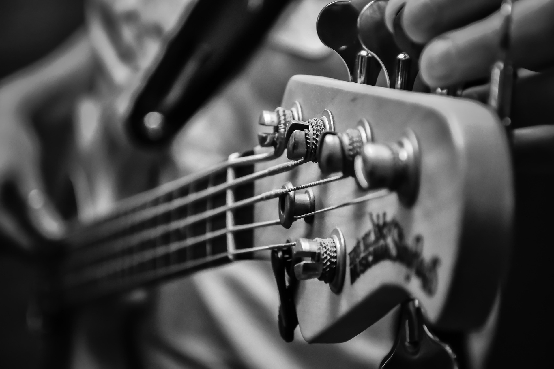 iemand speelt basgitaar, foto is ingezoemd op de bas